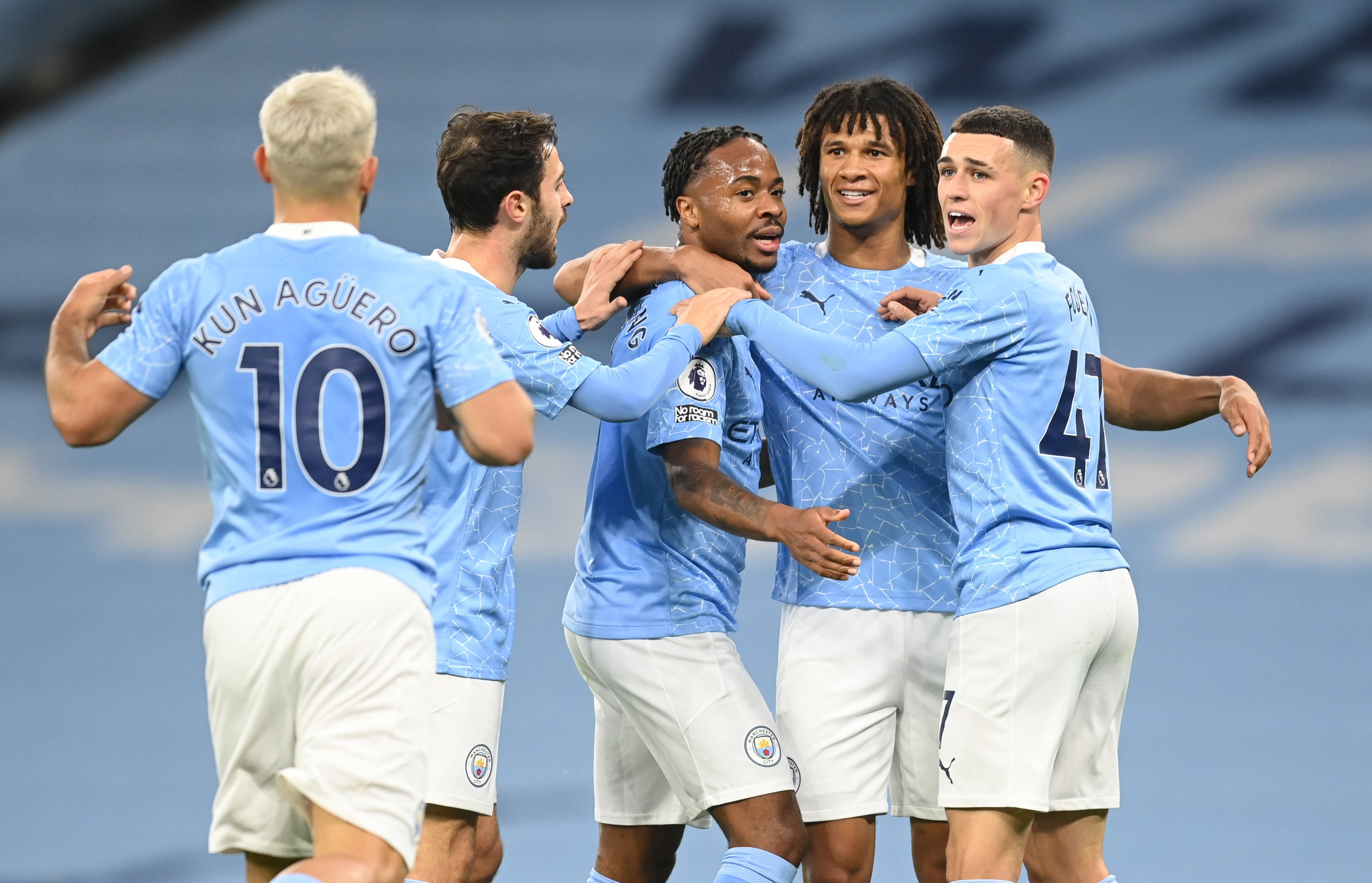 传统环节，利物浦全队戴圣诞帽在训练场拍大合照（利物浦延续传统 全队戴圣诞帽训练场大合影）