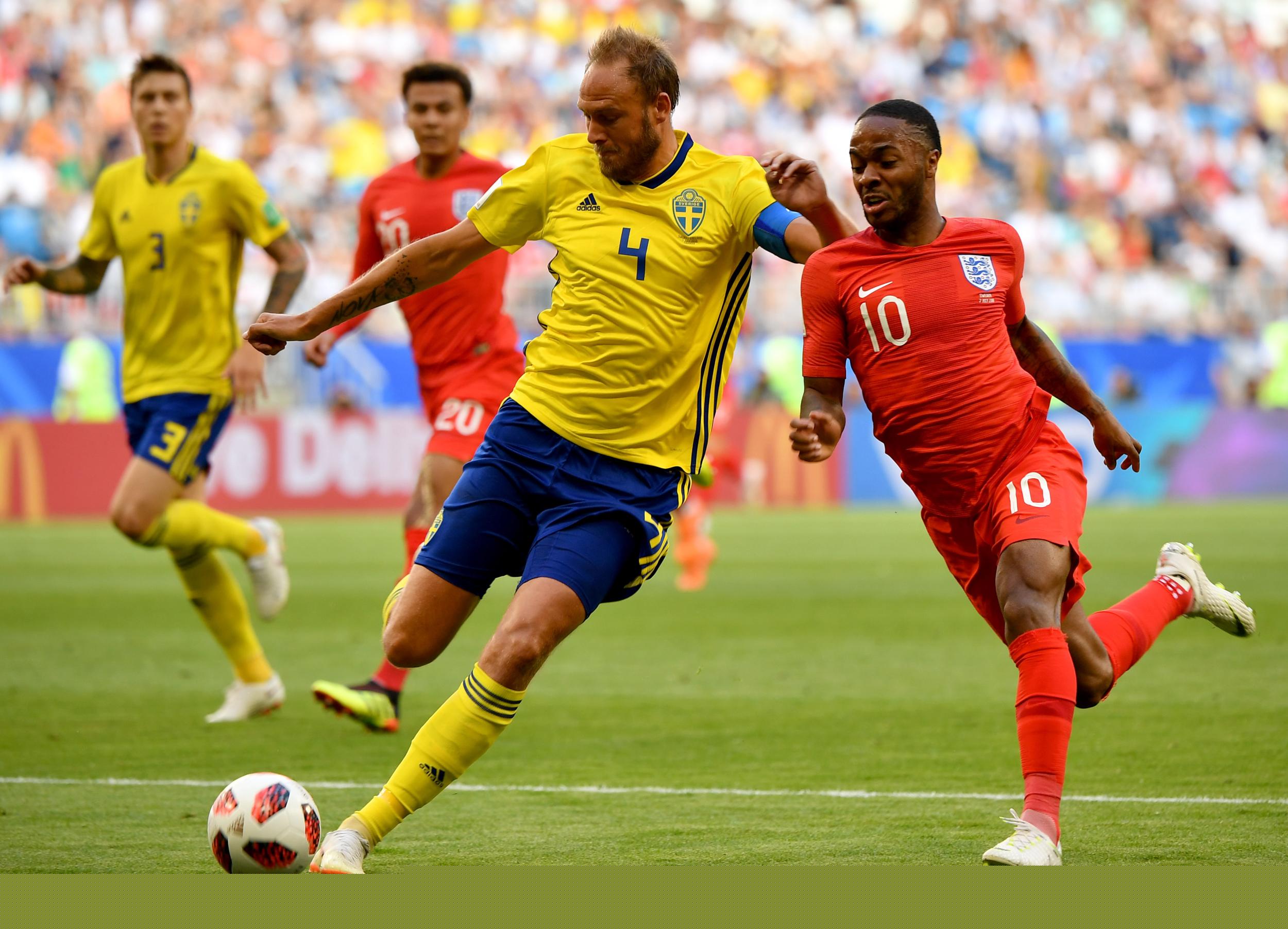 为了球队就算断腿也愿意，40岁的C罗再次夺冠泪洒赛场（为球队拼到断腿也无悔，40岁C罗再夺冠，赛场潸然泪下）