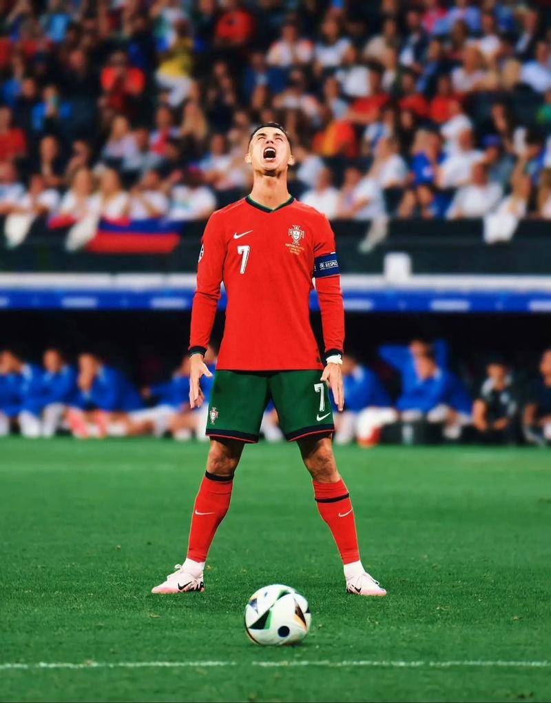 内雷斯边路传中显威，霍伊伦麦克托米奈双破门（内雷斯边路精准传中发威，霍伊伦、麦克托米奈双双建功）