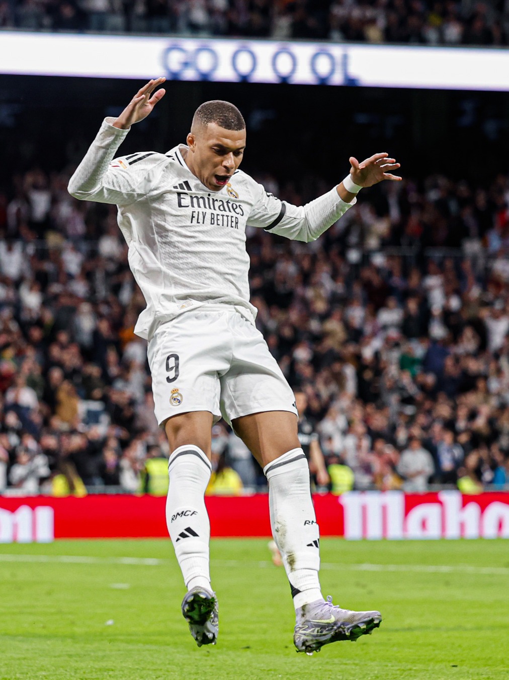 不可触碰的美，若昂-内维斯女友马达莱娜晒暗黑风妆造（冷艳不可近：若昂-内维斯女友马达莱娜晒暗黑系妆容）